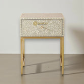 Table de chevet grise avec incrustations d'os et motif de volutes | Table de chevet grise avec incrustations d'os et motif de volutes